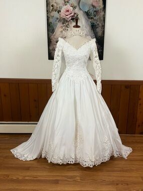 Elegant Vintage 90s Gloria Vanderbilt Lace Cutout Wedding Gown & Crown Veil